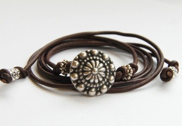 Armband zeeuwse knop klein aan bruin leer 1