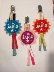 Button Jarig  in 3 uitvoeringen