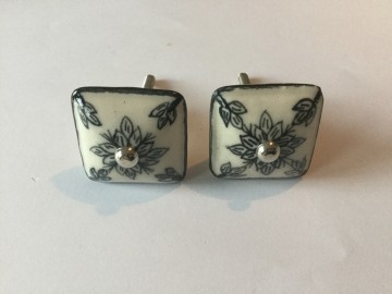 Kastknopje porselein vierkant wit met zwarte bloem