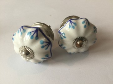 Porseleinen kastknopje bloemmotief blauw lichtblauw