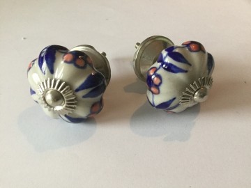 Porseleinen kastknopje bloemmotief rood blauw