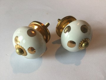 Porseleinen kastknopje met gouden stippen