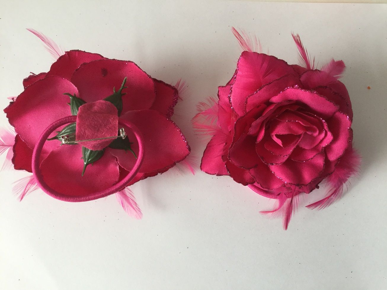 corsage roze bloem voor in het haar voor en achter