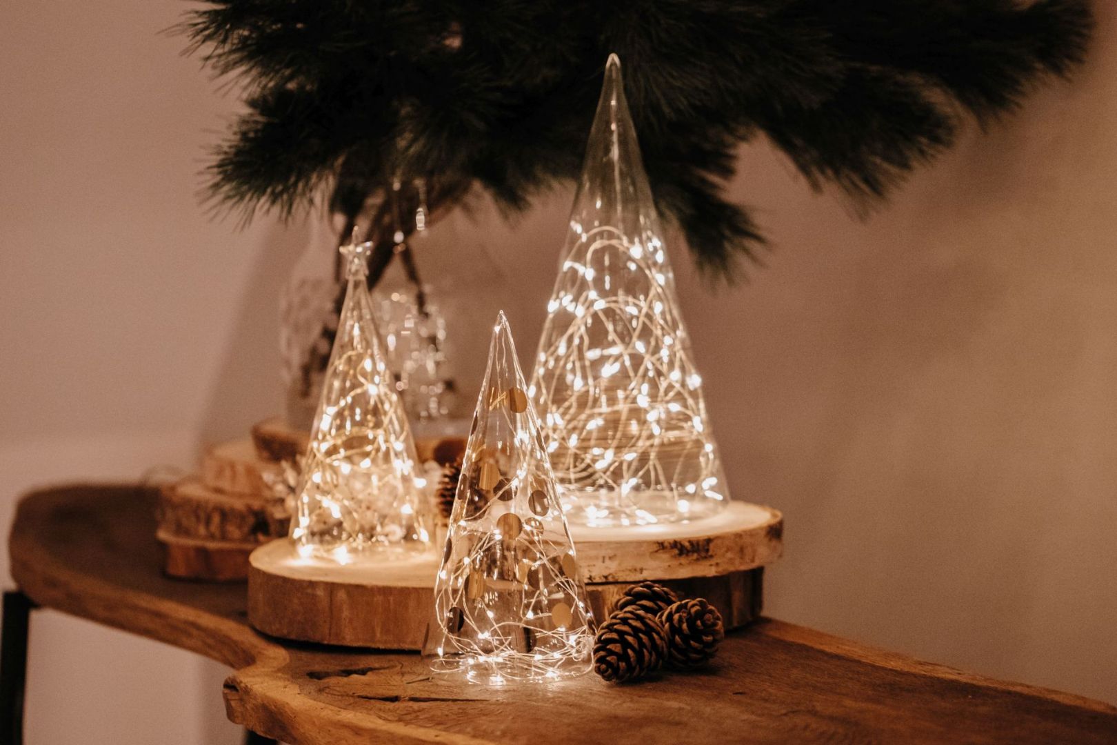 rader glazen kerstbomen sfeerfoto bij kitschenzo